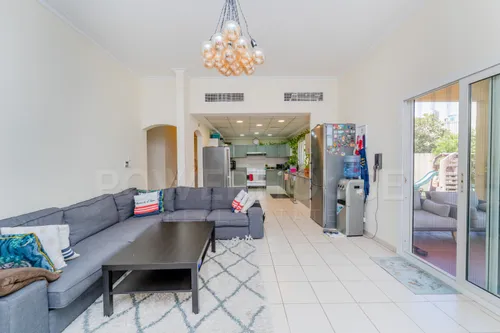 4 Bedrooms Villa in Meadows 1