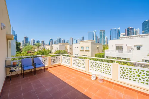 4 Bedrooms Villa in Meadows 1