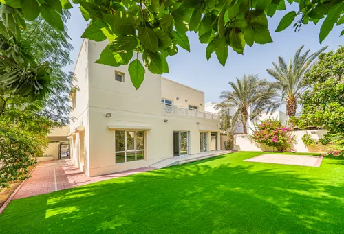 5 Bedrooms Villa in Meadows 2