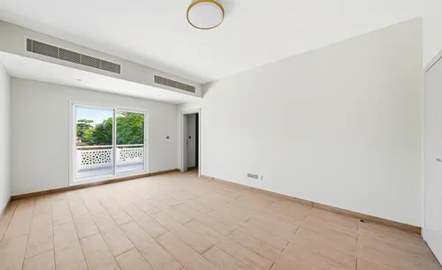 5 Bedrooms Villa in Meadows 2