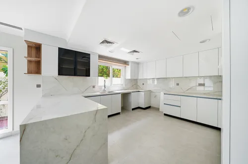 5 Bedrooms Villa in Meadows 2