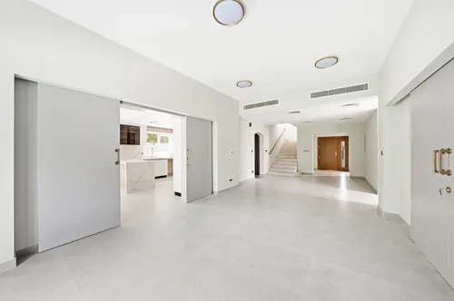 5 Bedrooms Villa in Meadows 2