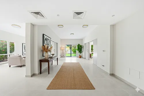 5 Bedrooms Villa in Meadows 2