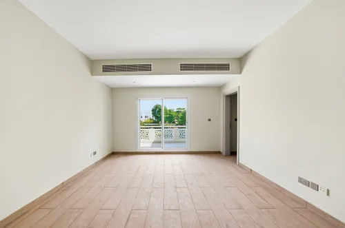 5 Bedrooms Villa in Meadows 2