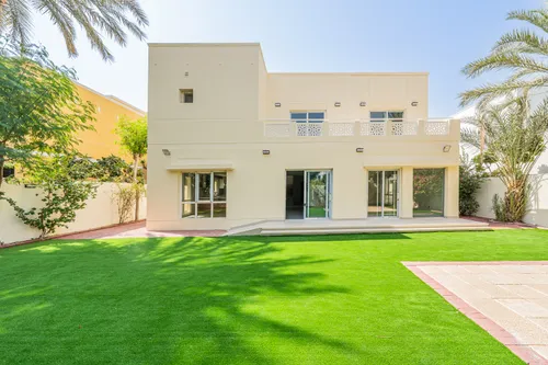 5 Bedrooms Villa in Meadows 2