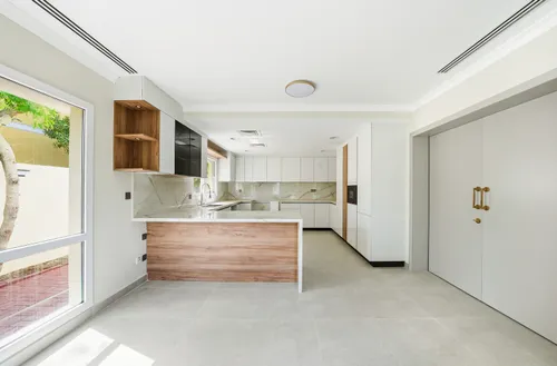 5 Bedrooms Villa in Meadows 2