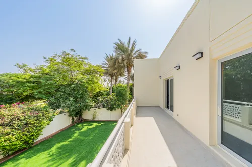 5 Bedrooms Villa in Meadows 2