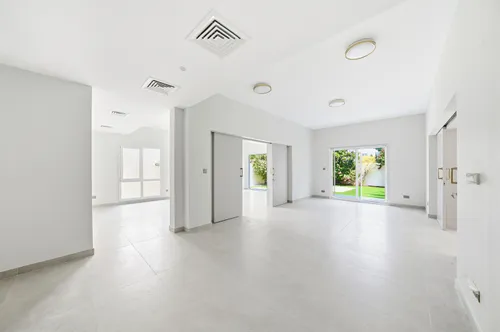 5 Bedrooms Villa in Meadows 2