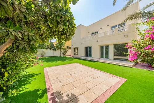 5 Bedrooms Villa in Meadows 2
