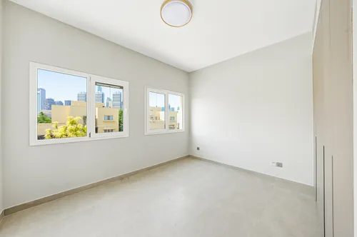 5 Bedrooms Villa in Meadows 2