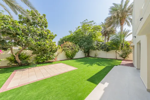 5 Bedrooms Villa in Meadows 2