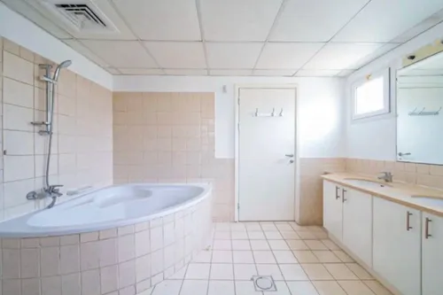 4 Bedrooms Villa in Meadows 9