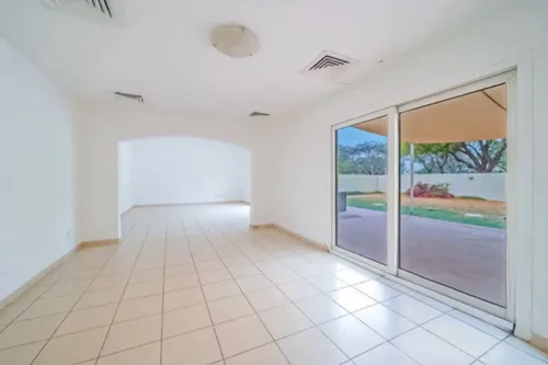 4 Bedrooms Villa in Meadows 9