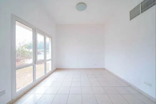 4 Bedrooms Villa in Meadows 9