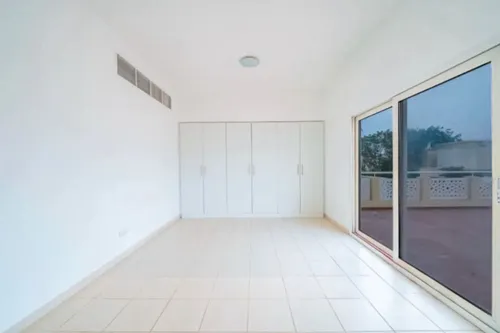 4 Bedrooms Villa in Meadows 9