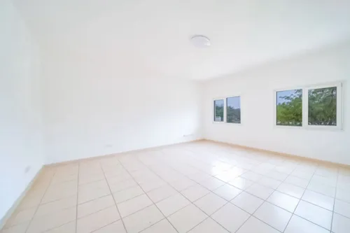 4 Bedrooms Villa in Meadows 9