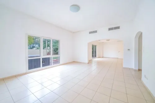 4 Bedrooms Villa in Meadows 9