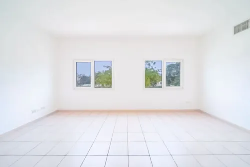 4 Bedrooms Villa in Meadows 9