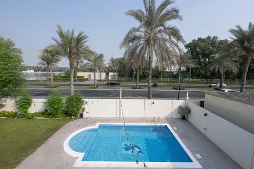 6 Bedrooms Villa in Meadows 1