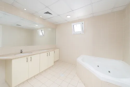 6 Bedrooms Villa in Meadows 1