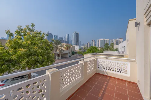 6 Bedrooms Villa in Meadows 1