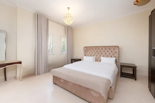 6 Bedrooms Villa in Meadows 1