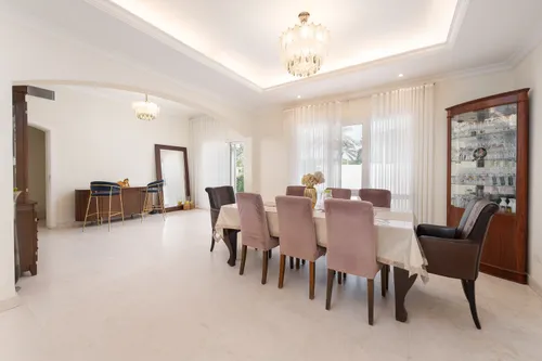 6 Bedrooms Villa in Meadows 1