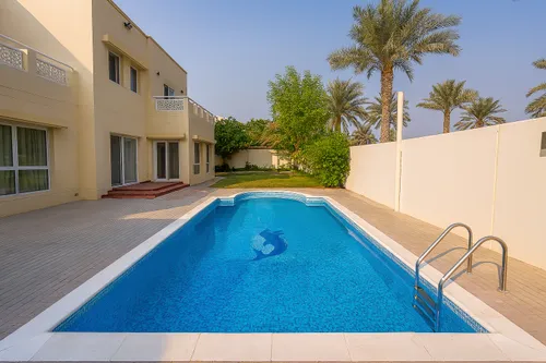 6 Bedrooms Villa in Meadows 1