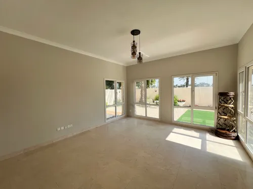 5 Bedrooms Villa in Meadows 1