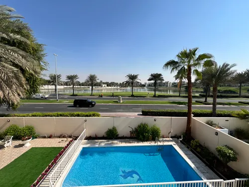 5 Bedrooms Villa in Meadows 1