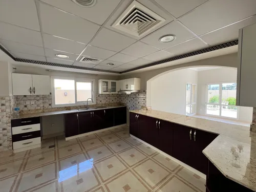 5 Bedrooms Villa in Meadows 1