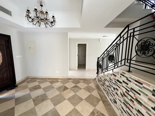 5 Bedrooms Villa in Meadows 1