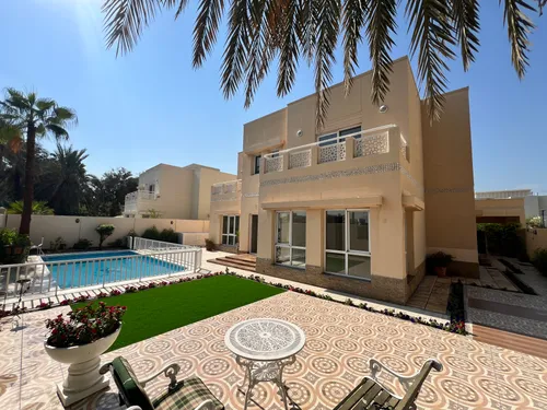 5 Bedrooms Villa in Meadows 1