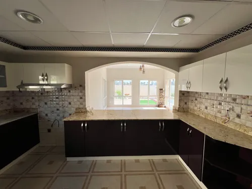 5 Bedrooms Villa in Meadows 1