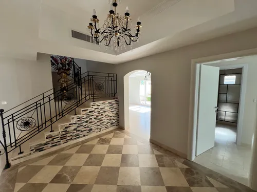 5 Bedrooms Villa in Meadows 1