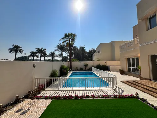 5 Bedrooms Villa in Meadows 1