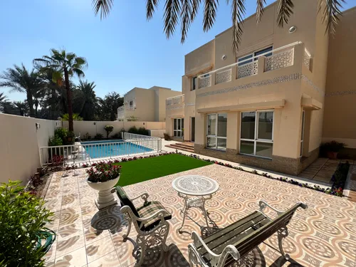 5 Bedrooms Villa in Meadows 1