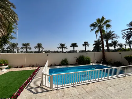 5 Bedrooms Villa in Meadows 1