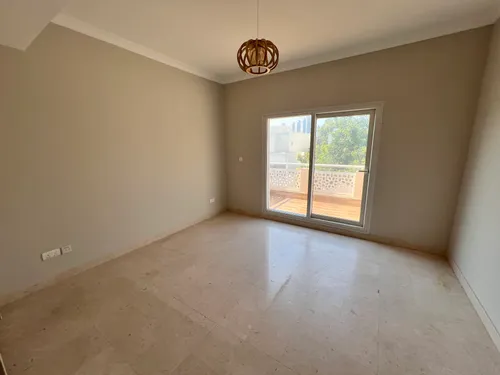 5 Bedrooms Villa in Meadows 1