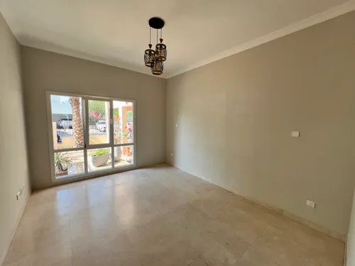 5 Bedrooms Villa in Meadows 1