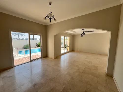 5 Bedrooms Villa in Meadows 1