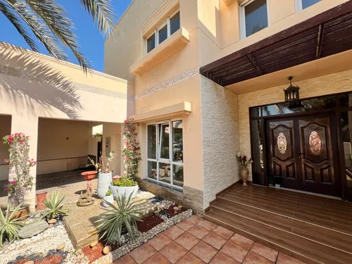 5 Bedrooms Villa in Meadows 1