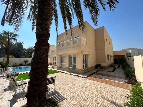 5 Bedrooms Villa in Meadows 1