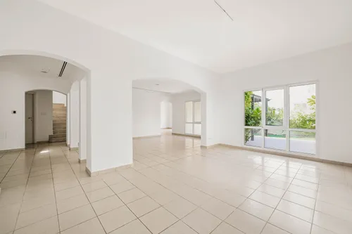 5 Bedrooms Villa in Meadows 4