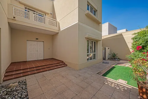 5 Bedrooms Villa in Meadows 4