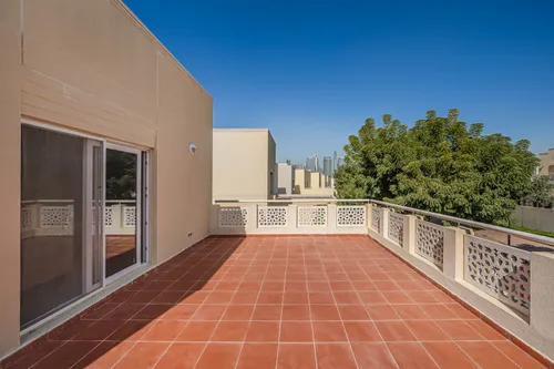 5 Bedrooms Villa in Meadows 4