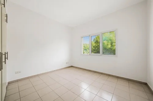 5 Bedrooms Villa in Meadows 4