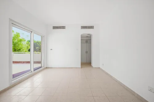 5 Bedrooms Villa in Meadows 4