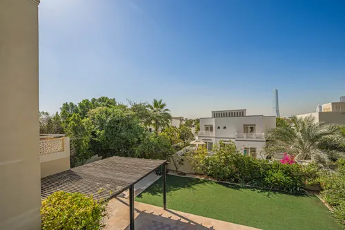 5 Bedrooms Villa in Meadows 4