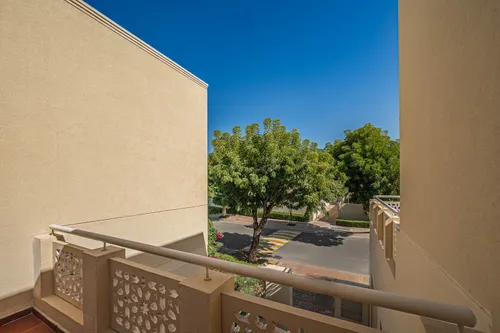 5 Bedrooms Villa in Meadows 4